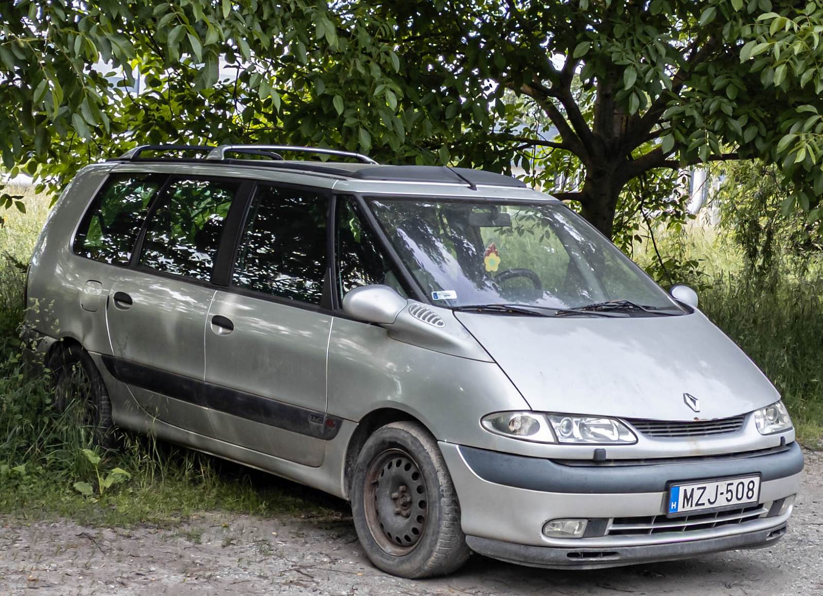 Renault Grand Espace Mk3, fotografiert in Mai, 2024.