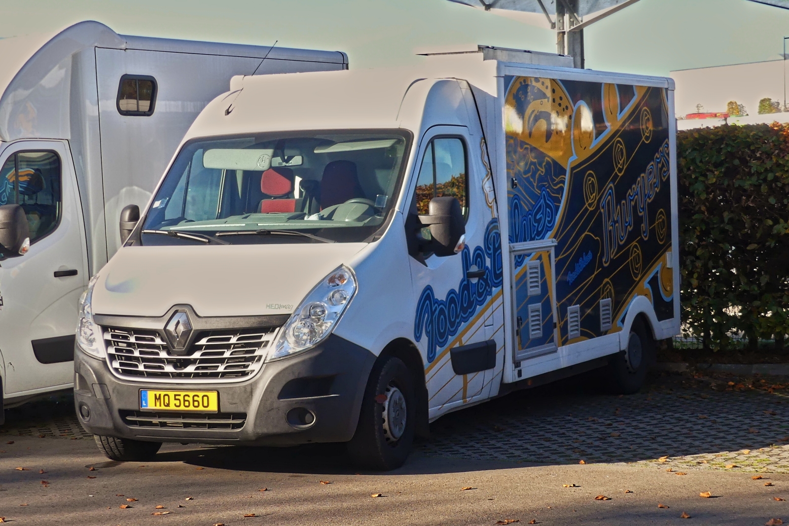 Renault Master Z.E. mit Kastenaufbau, aufgenommen auf einem Parkplatz. 10.2024