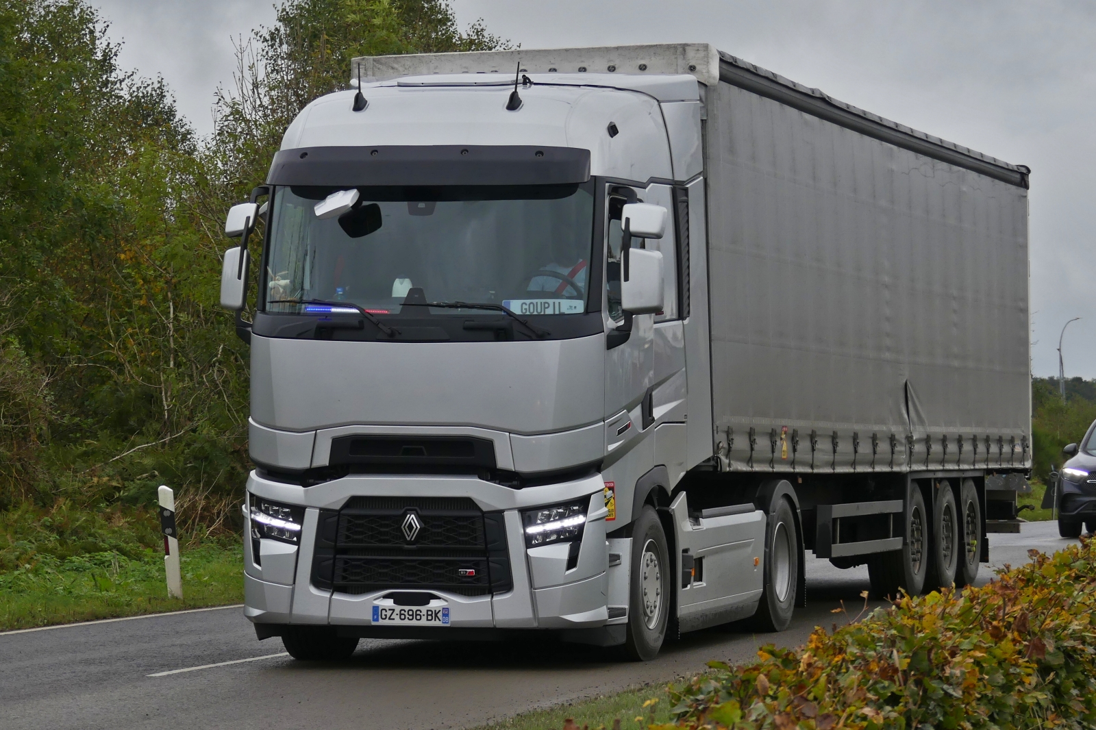 Renault Sattelzug, auf dem Weg zur belgischen Grenze. 10.2024