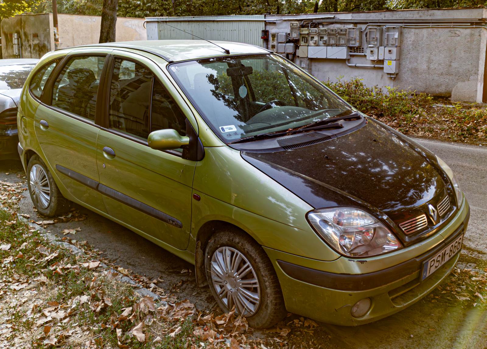 Renault Scenic (erste Generation Facelift) in der Farbe  Absinthe , gesehen in August, 2024