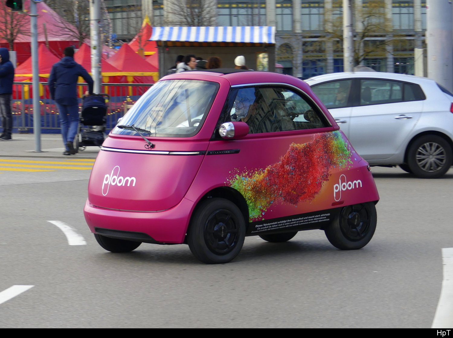 Rosa Microlino mit Werbung unterwegs in der Stadt Zürich am 2024.12.21