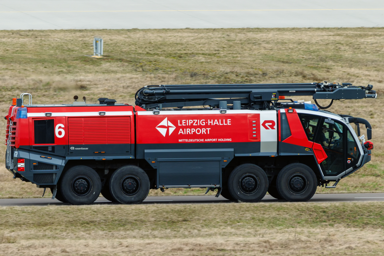 Rosenbauer 52.1250 8x8 SWB FLF 12500/1500/500 HRET 8x8 CA7 HRET SWB der Werkfeuerwehr des Flughafens Leipzig/Halle. Aufgenommen am Flughafen Leipzig/Halle am 14.Februar 2024
