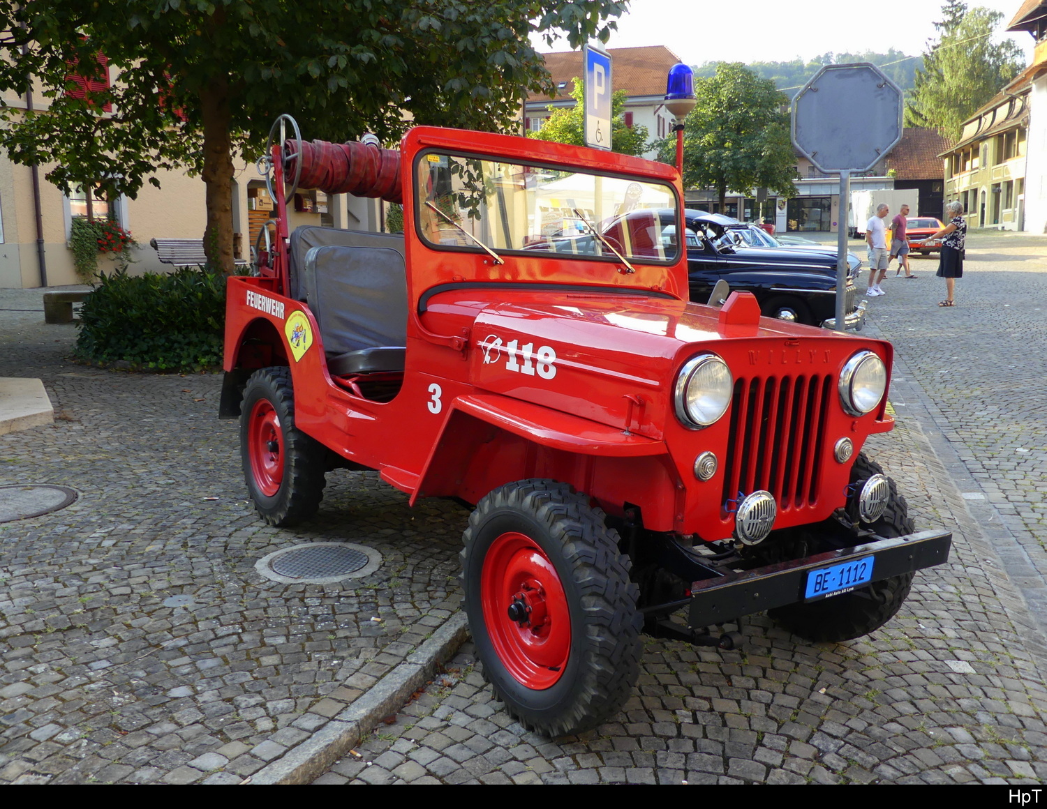 Roter Feuerwehr Willys am Oldtimer Treffen in Büren an der Aare am 2024.09.01