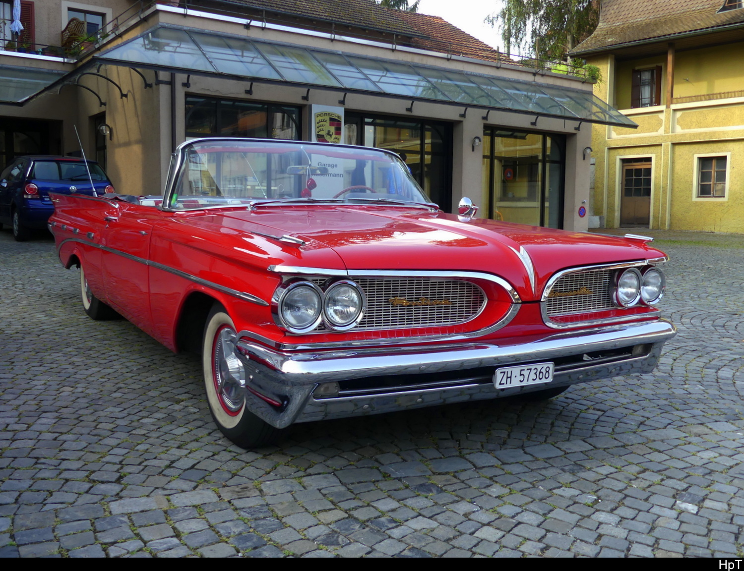 Roter Pontiac Bonneville am Oldtimer Treffen in Büren an der Aare am 2024.09.01