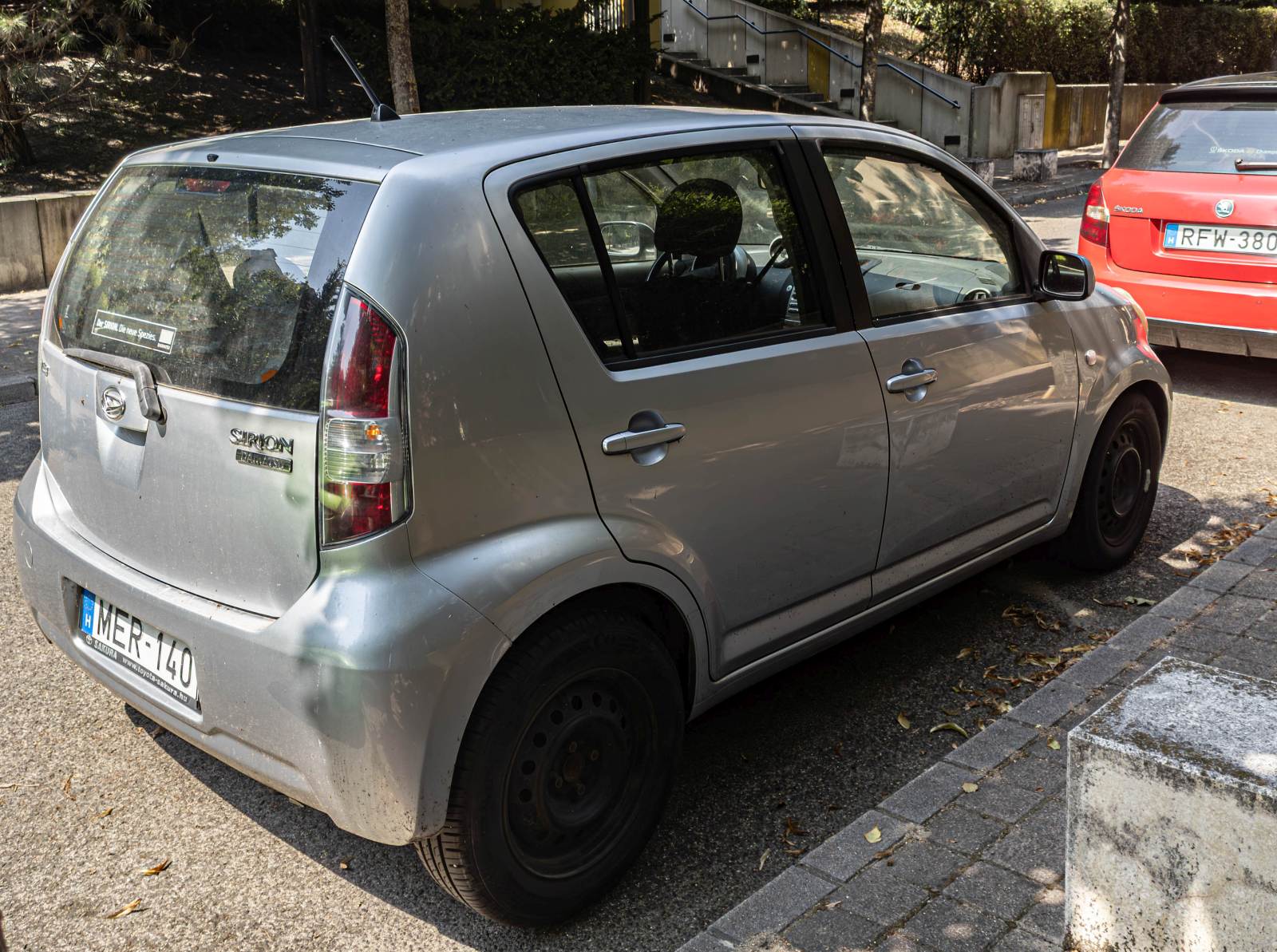 Rückansicht: Daihatus Sirion M300 (also die zweite Generation). Die Aunahme stammt von Juli, 2024.