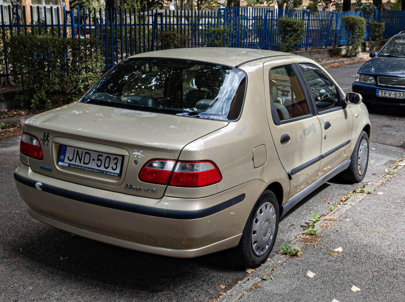 Rückansicht: Fiat Albea I pre-Facelift in der Farbe Sahara Beige. Foto: 09.2024.