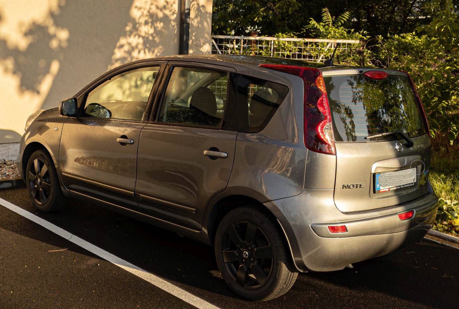 Rückansicht: Nissan Note, noch mit Winterräder. Foto: März, 2024.