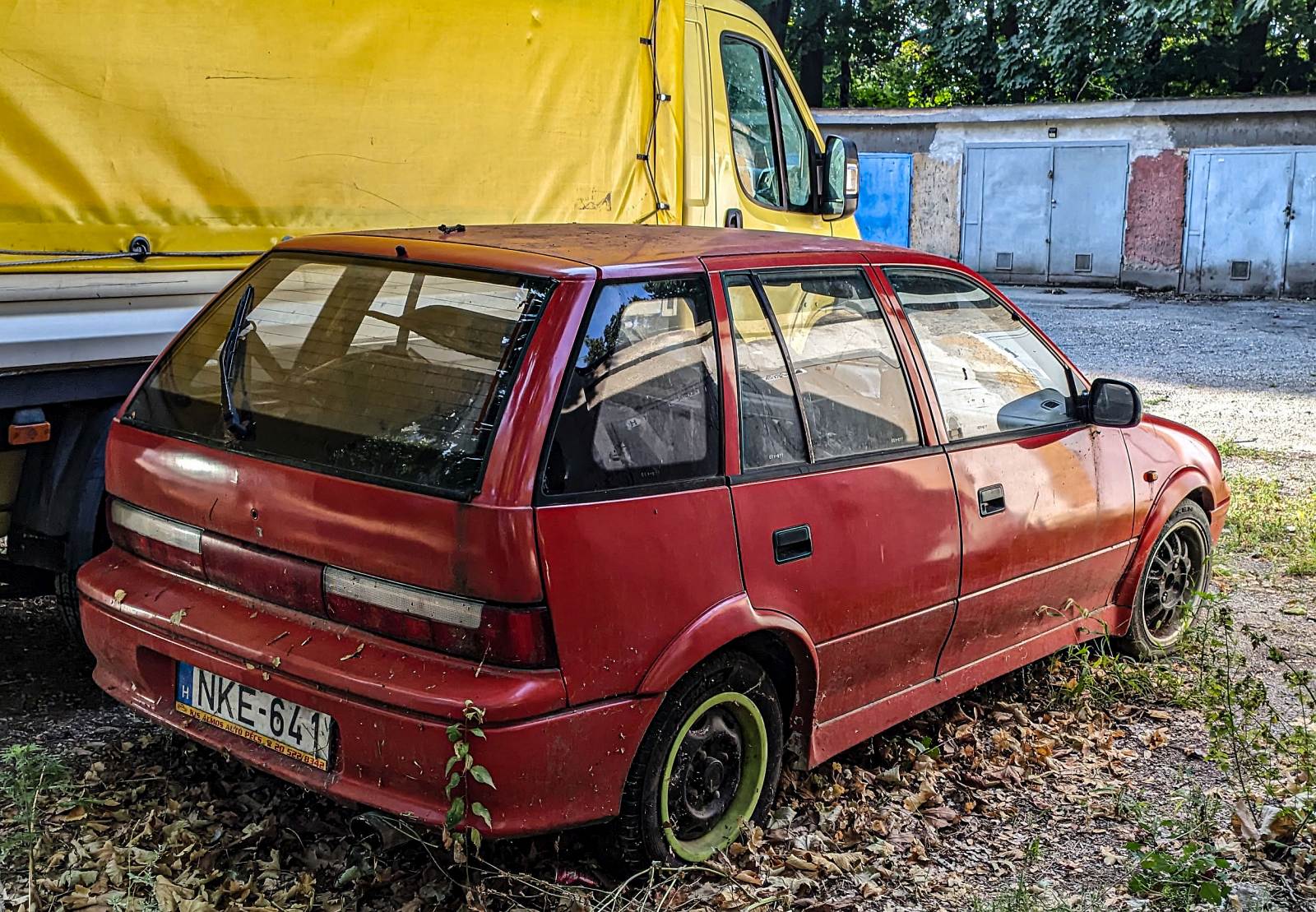 Rückansicht: Suzuki Swift Mk2 pre-Facelift in GTi-Look, gesehen in August, 2024.