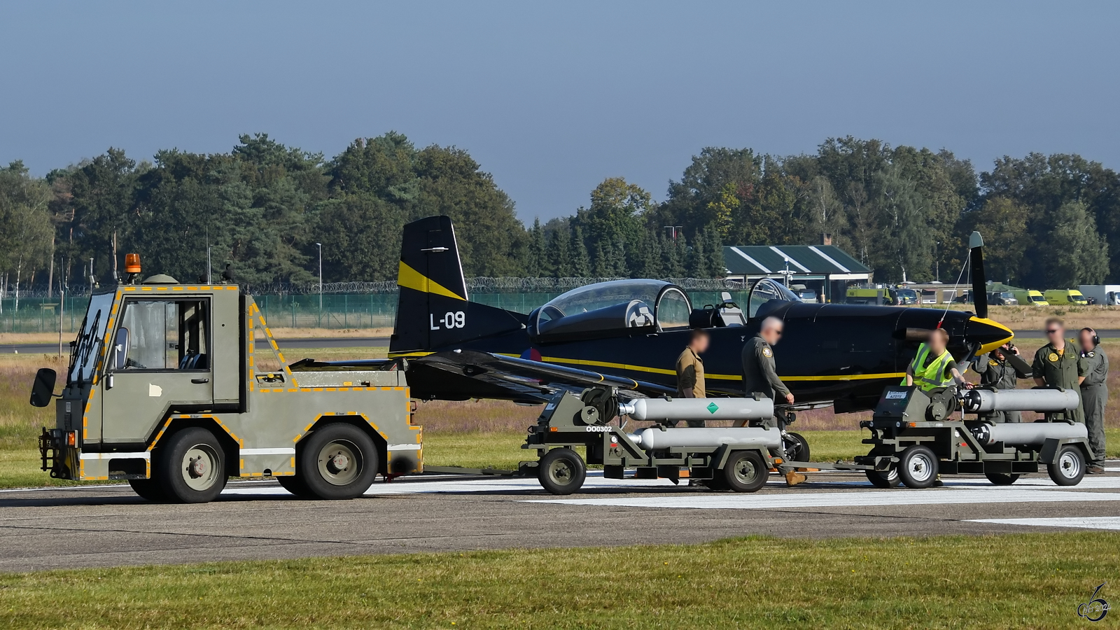 Sauerstoff gefällig? Das Personal dieses Schopf-Schleppers F59 versorgt gerade ein niederländische PC-7. (Kleine-Brogel, September 2024)