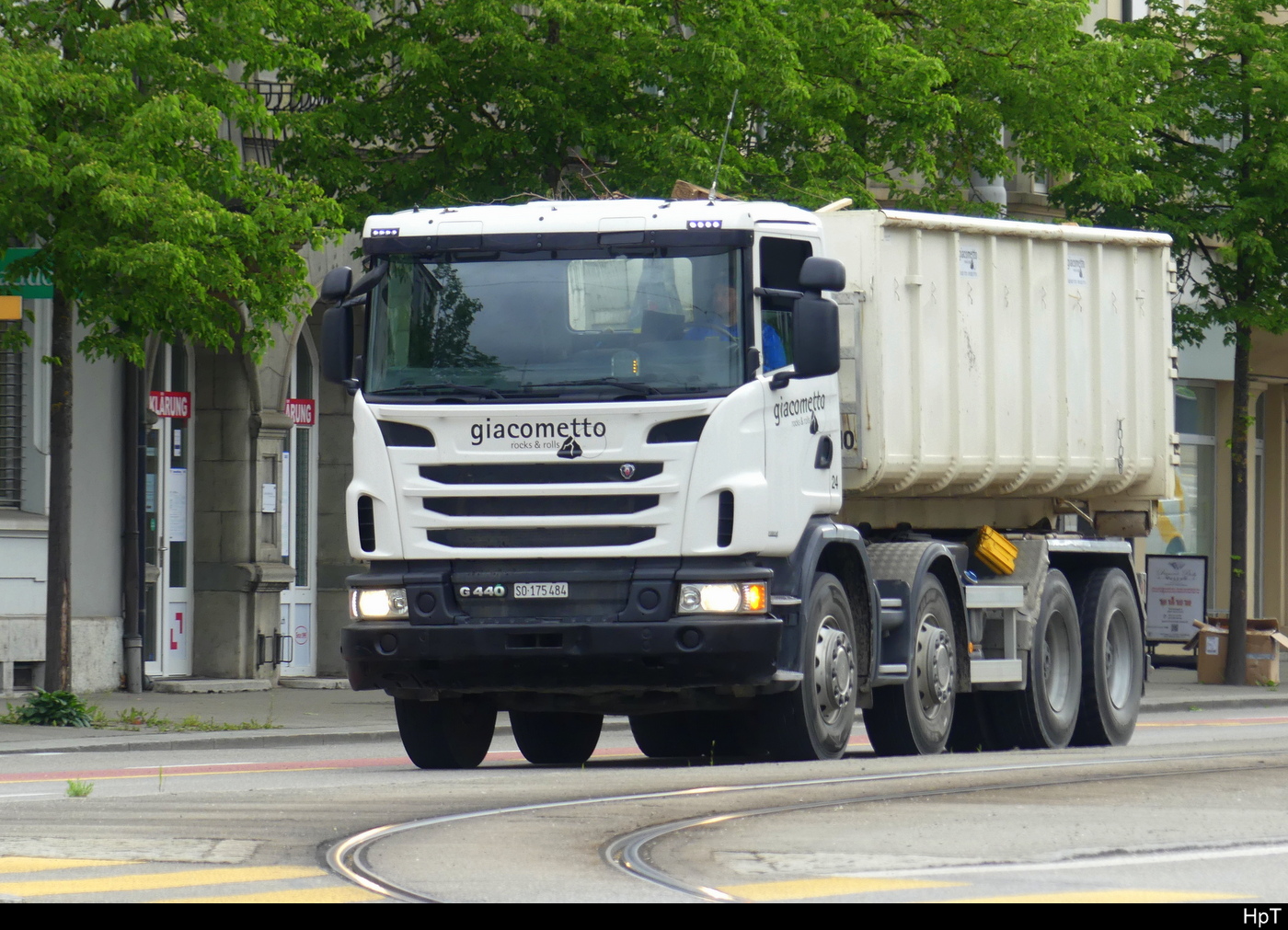 Scania  G 440 Muldentransport unterwegs in der Stadt Solothurn am 2024.05.02