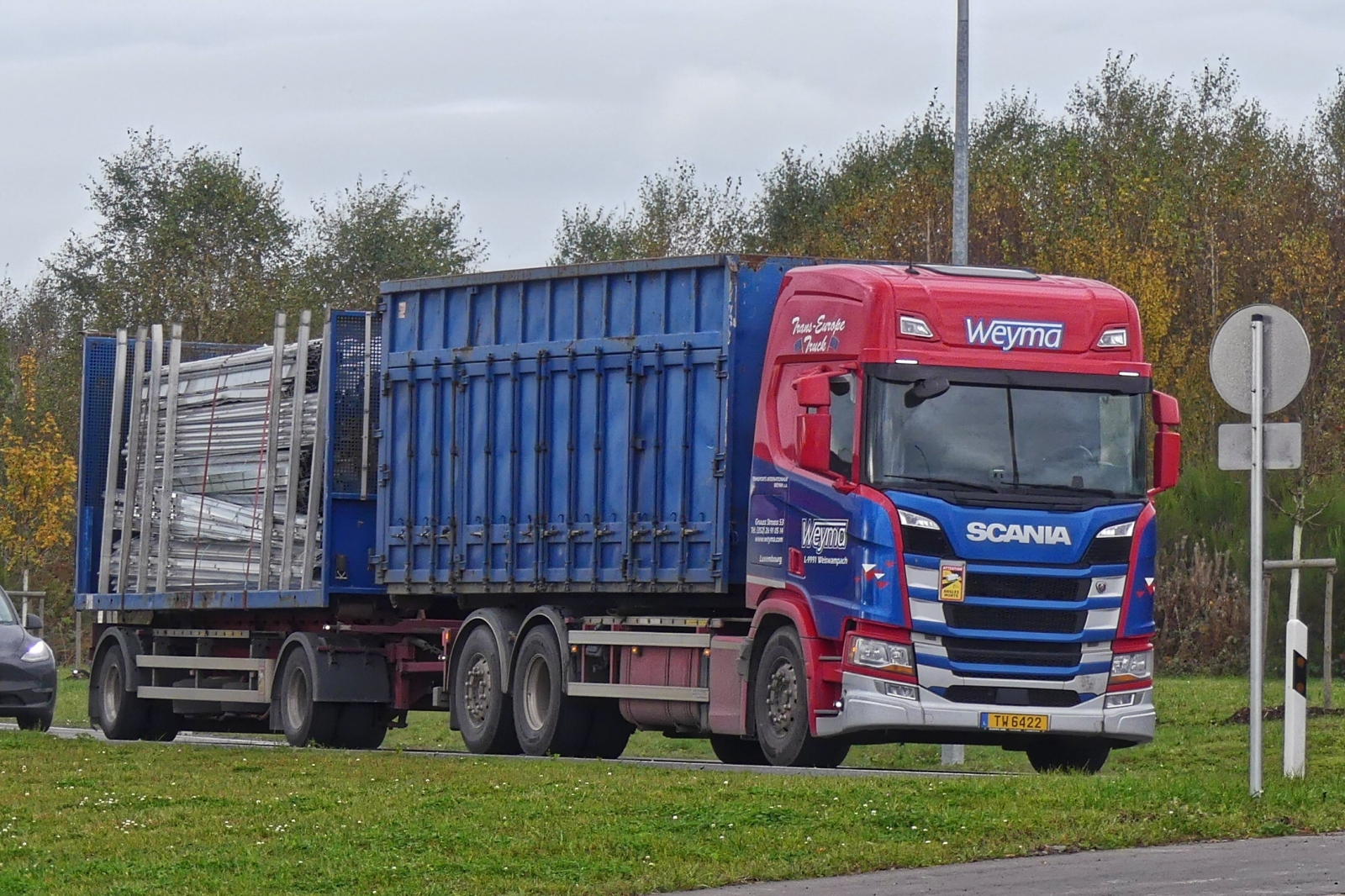 Scania Hängerzug, aufgenommen von einem Wanderweg aus. 10.2024