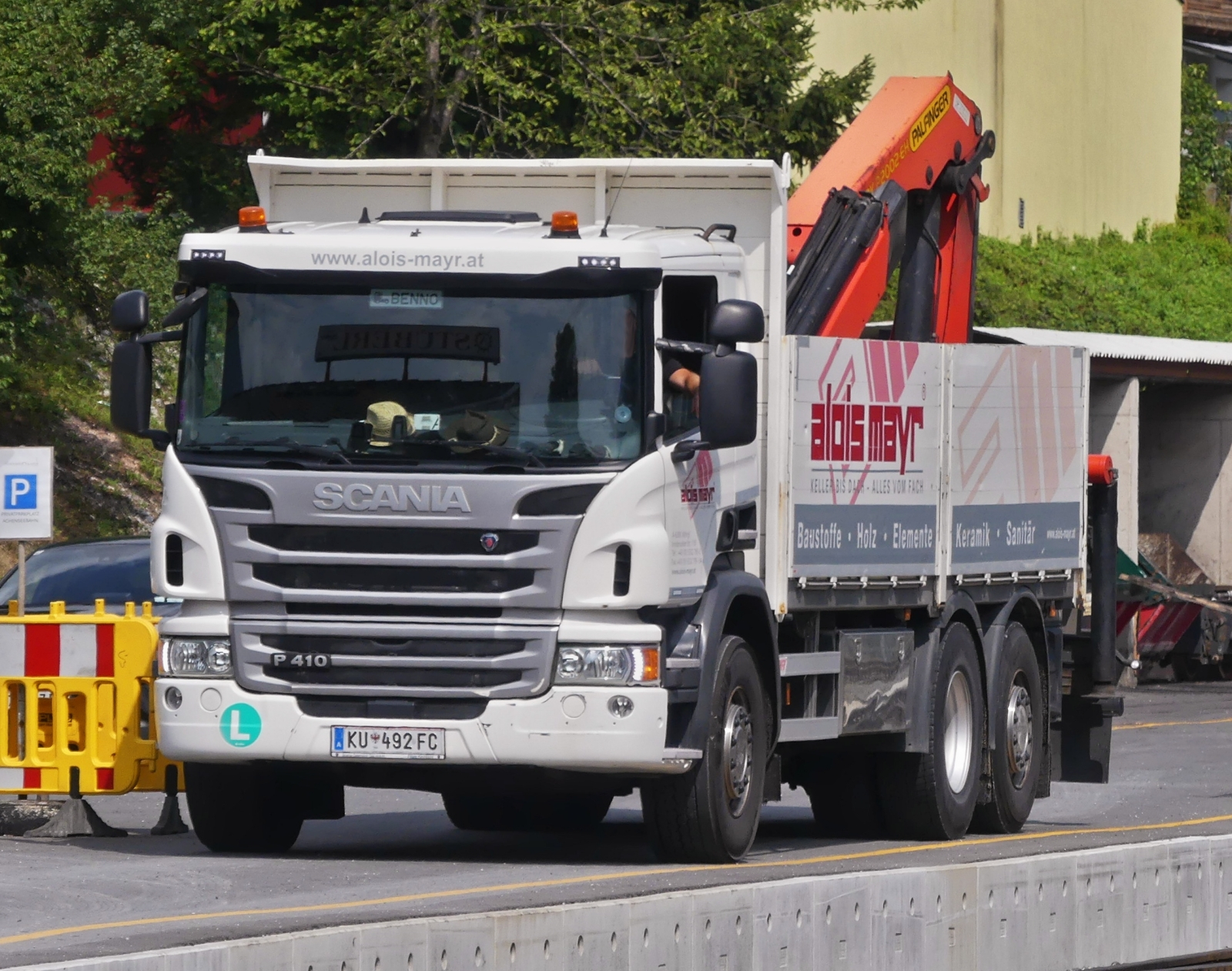 Scania R 410, mit Sonderaufbau, gesehen am Bahnhof in Jenbach. 08.2024 