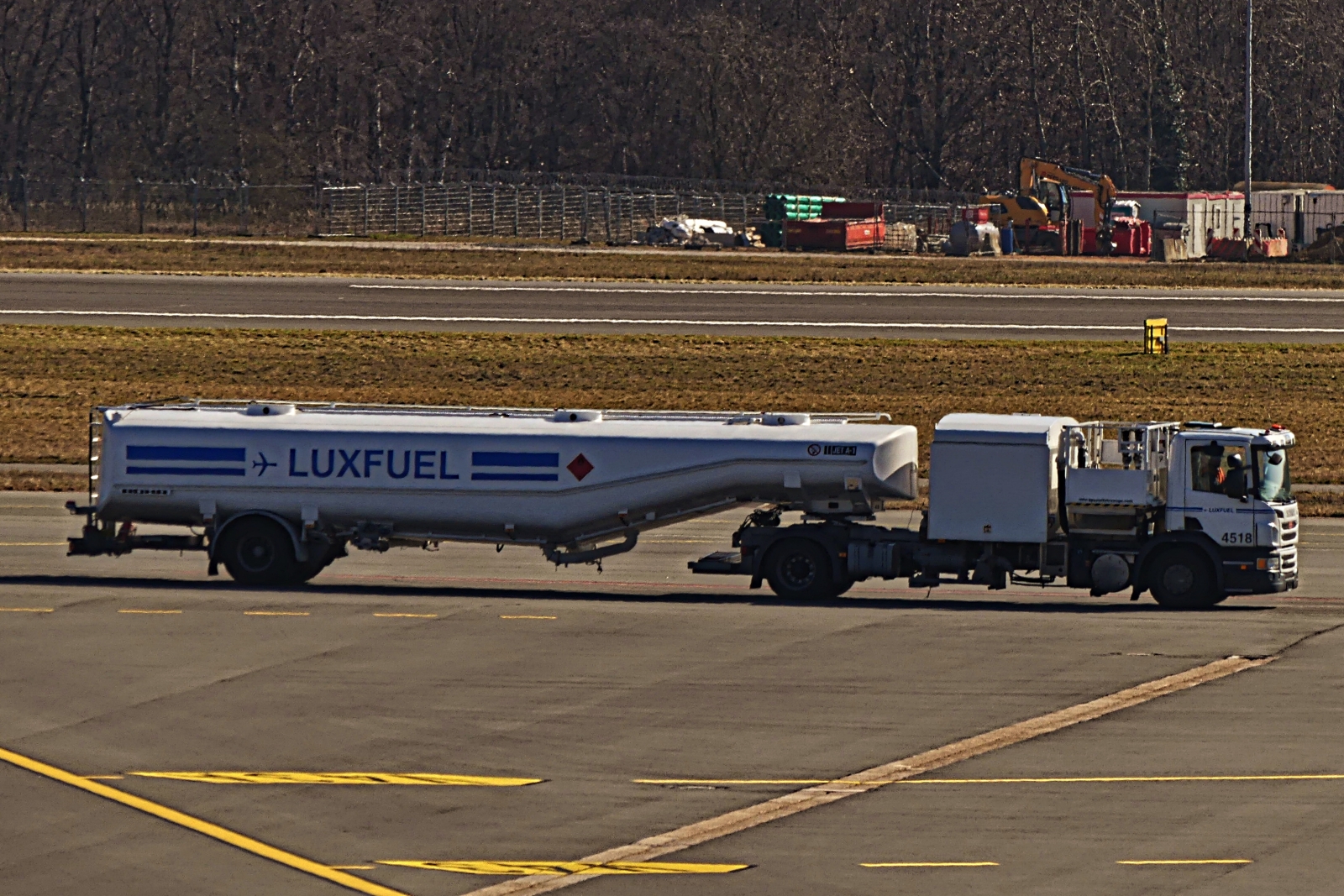 Scania Tanksattelzug, gesehen auf dem Vorfeld des Flughafens in Luxemburg. 03.2025