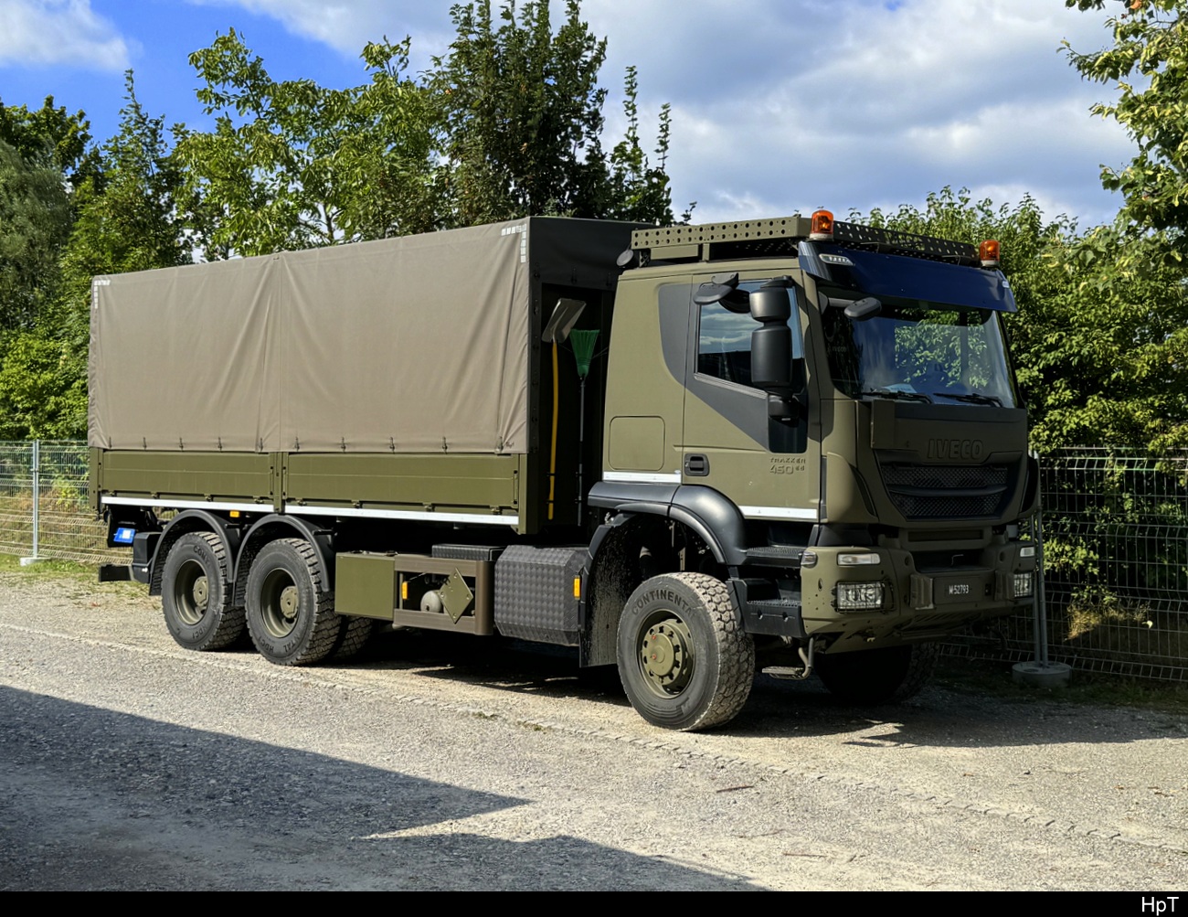 Schweizer Armee - Iveco abgestellt auf einem Parkplatz in der Gemeinde Täuffelen am 2024.08.20