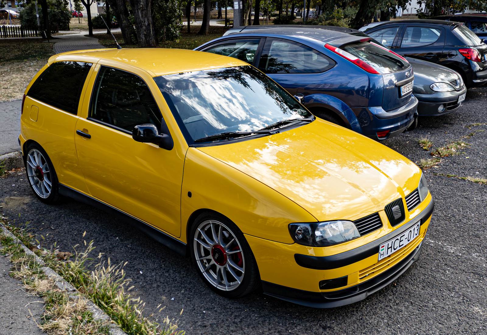 Seat Ibiza II in der Farbe Amarillo Flour. Dieser Exemplar ist mit dem 1.8 Liter Turbomotor ausgestattet. Mmmm... Foto: 08.2024