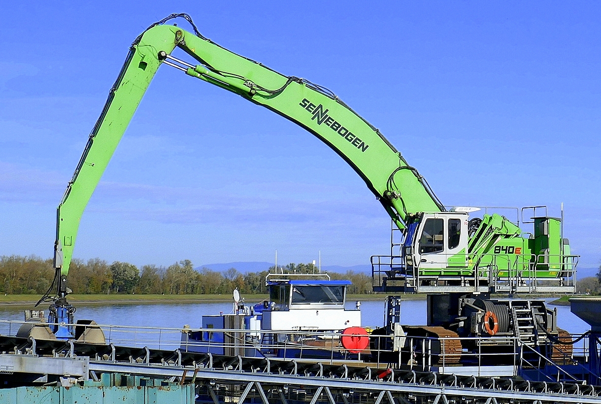 Sennebogen 840E, am Rhein beim Kies verladen, nahe Rhinau/Elsaß, Okt.2024