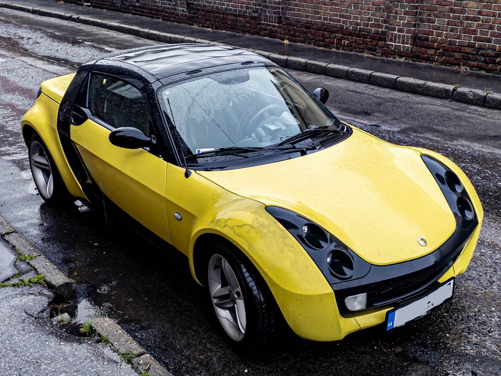 Smart Roadster in der Farbe Shine Yellow, fotografiert in Mai, 2024.