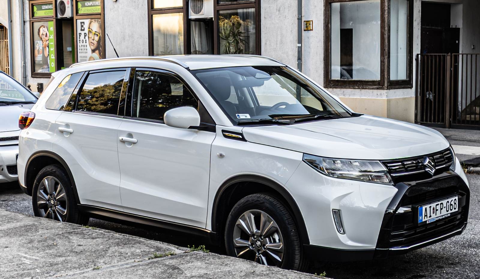 So sieht ein Suzuki Vitara ab Herbst 2024 aus (Frontmaske wurde überarbeitet), gesehen in September, 2024. Dieses Modell wird seit 2014 verkauft.