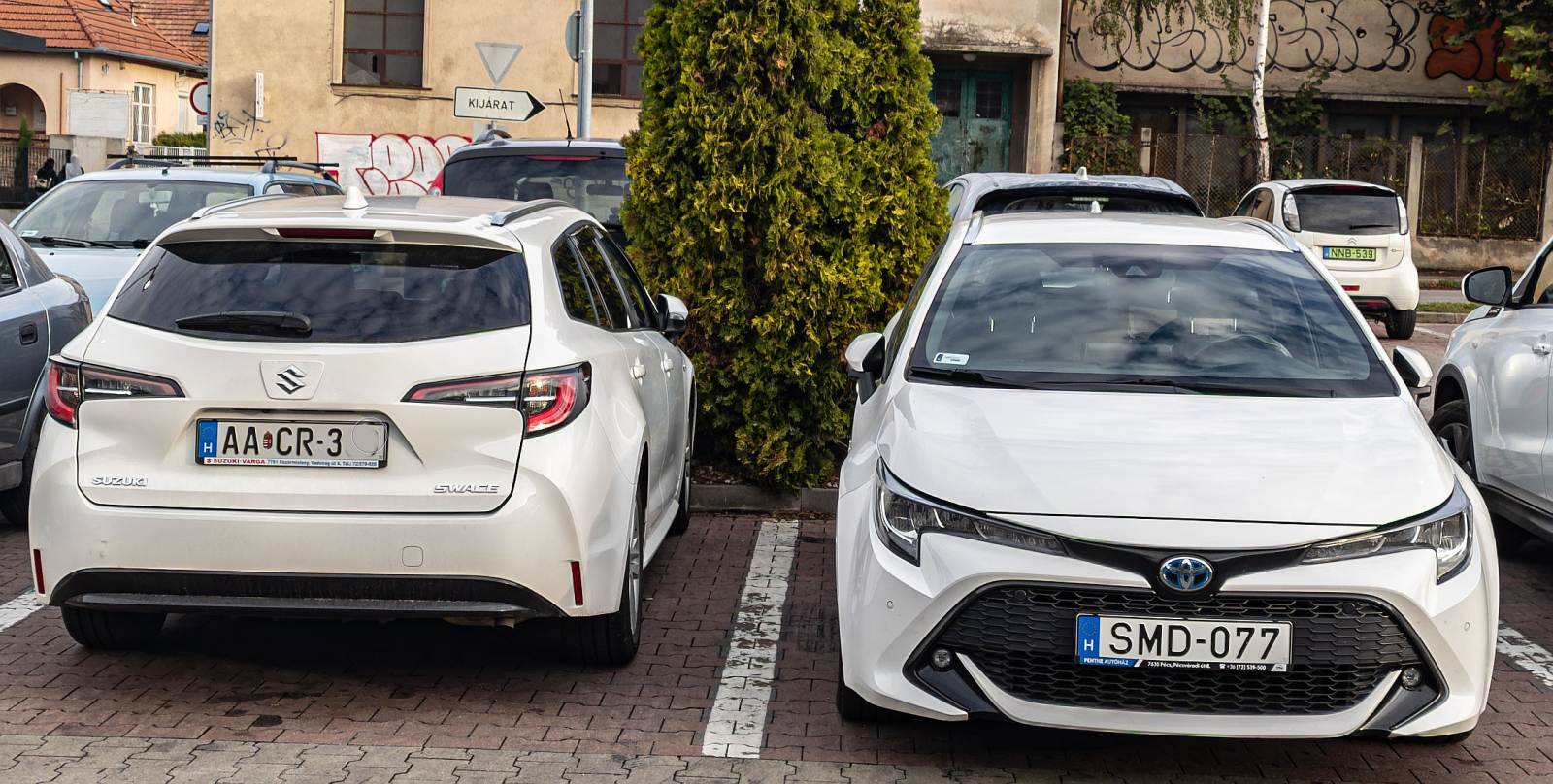 Suzuki Swace (Rückansicht) und Toyota Corolla E210 Touring. Die zwei Tochtermodelle habe ich in  in September, 2024 gesehen .