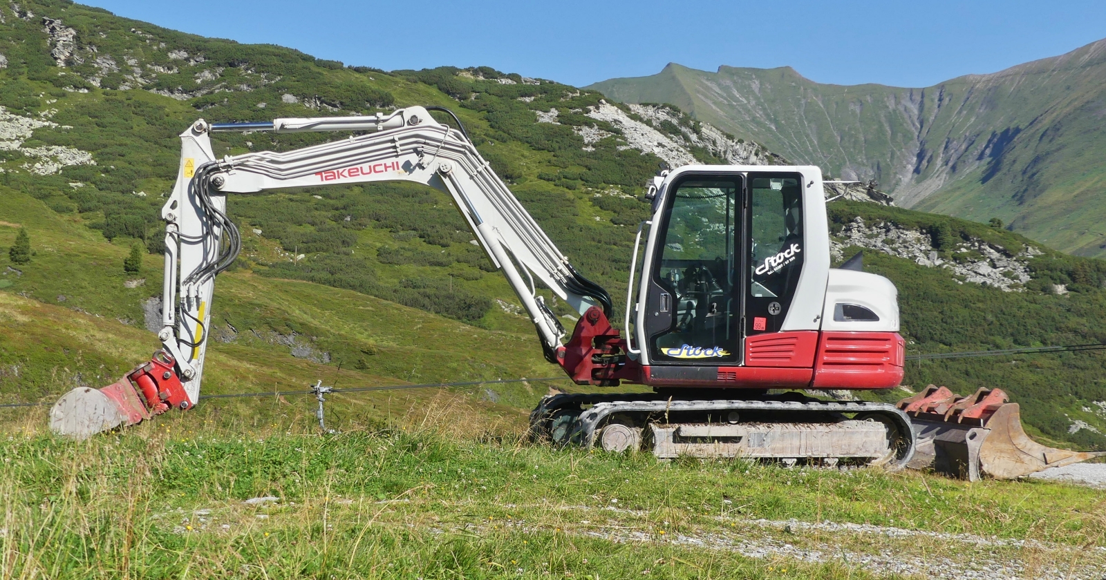 Takeuchi Raupenbagger steht nahe der Mittelstation Sommerberg beim Tuxer Gletscher. 08.2024