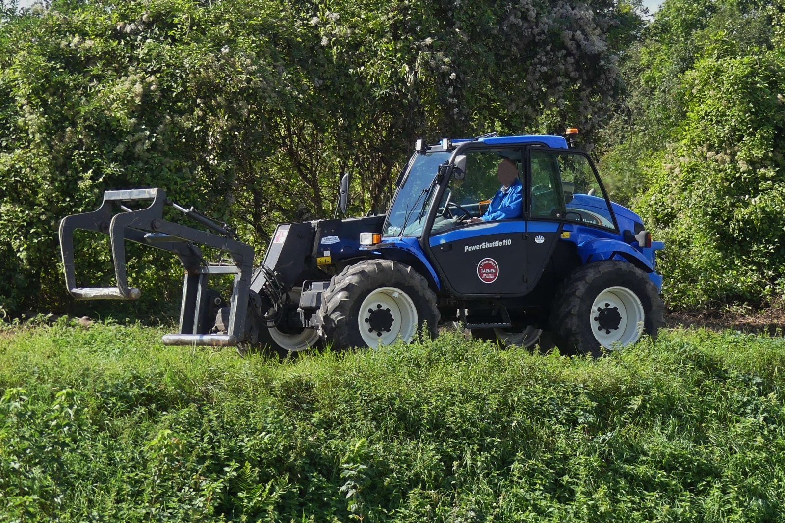 Teleskoplader New Holland Powershuttle 110, auf einem Feldweg unterwegs. 09.2024