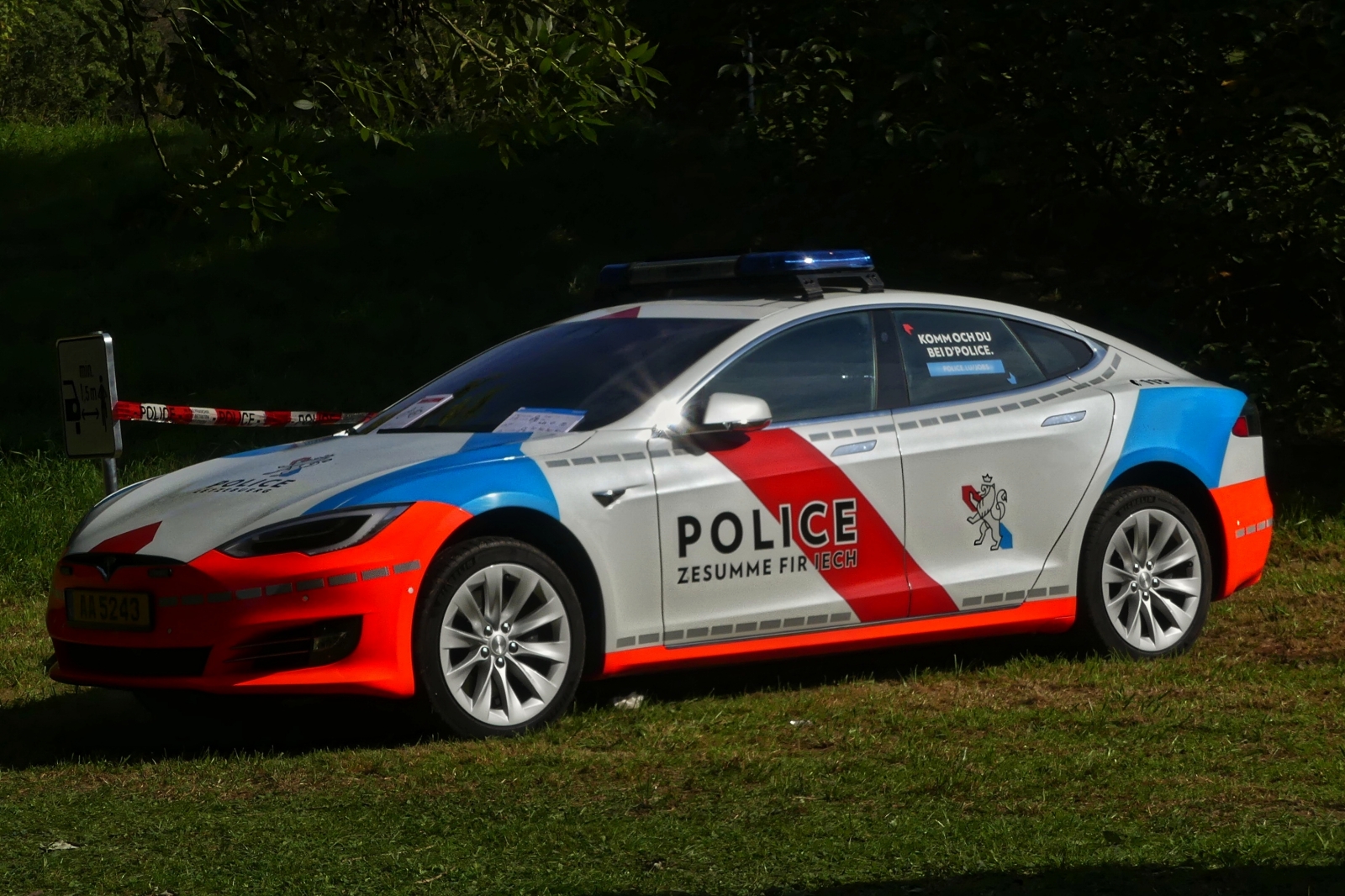 Tesla, der luxemburgischen Polizei, war am Tag der Rettungsdienste in Echternach zu sehen. 22.09.2024