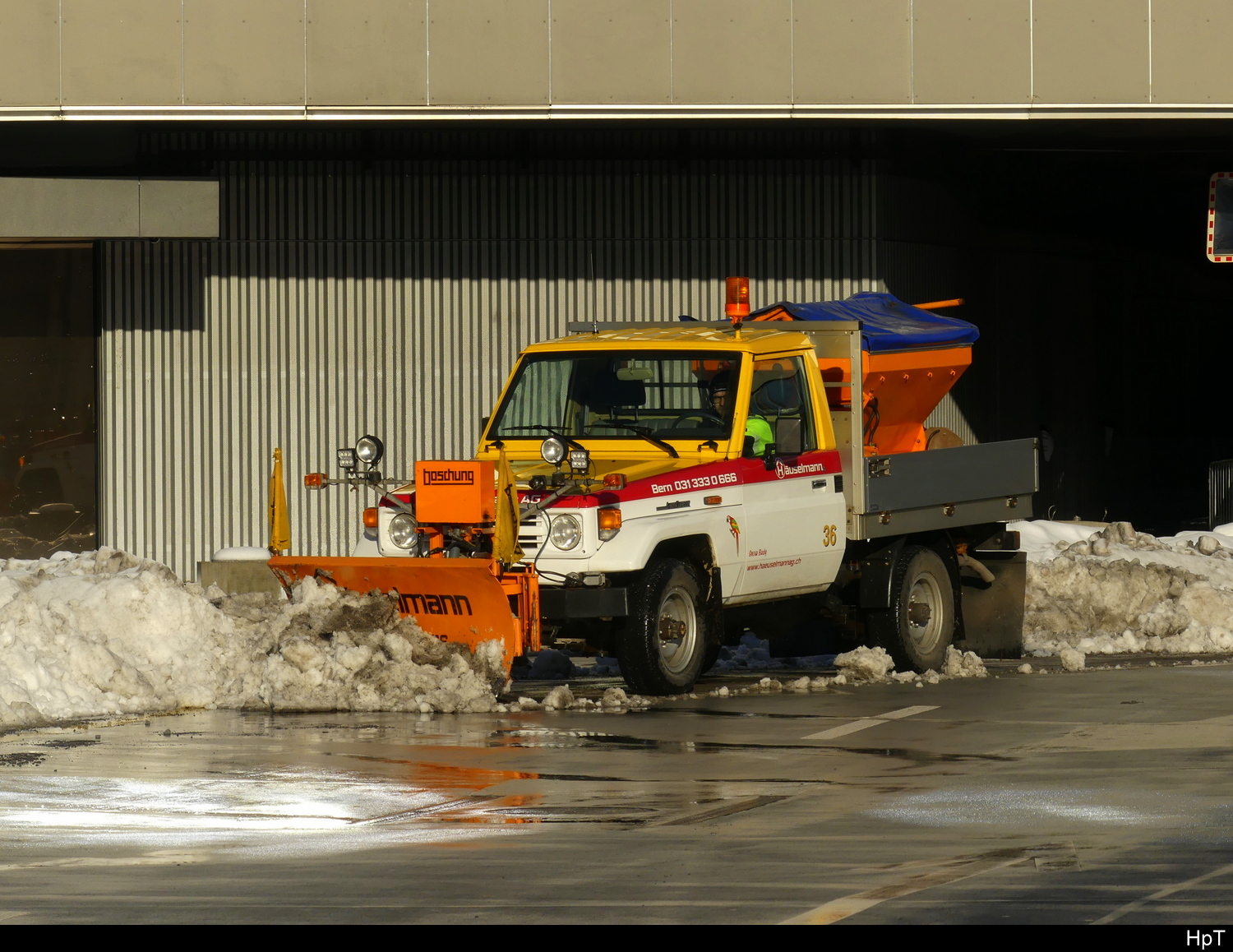 Toyota Land Cruiser im Winterdienst bei der Schneeräumung bei der Postautozufahrt auf dem Dach des SBB Bahnhof Bern am 2024.11.25