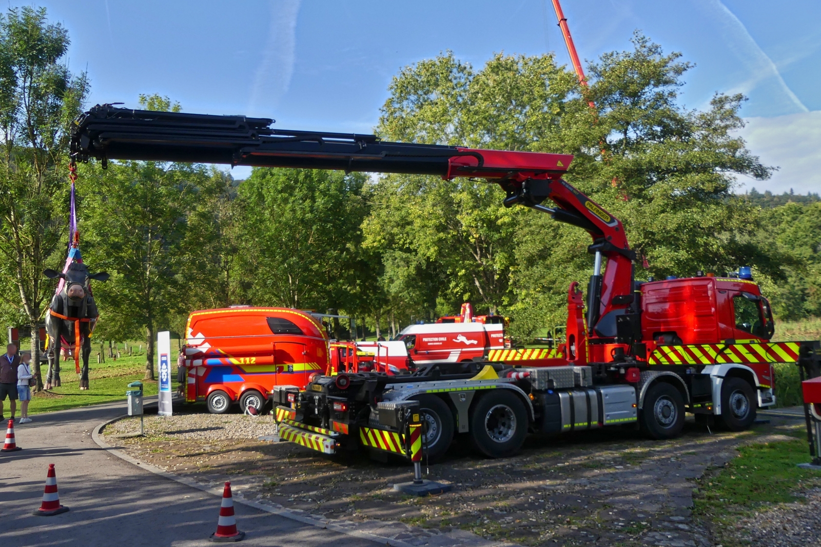 Volvo FM mit Kranaufbau, bei der bung zu einer Vorfhrung, am Tag der Rettungsdienste. 22.09.2024