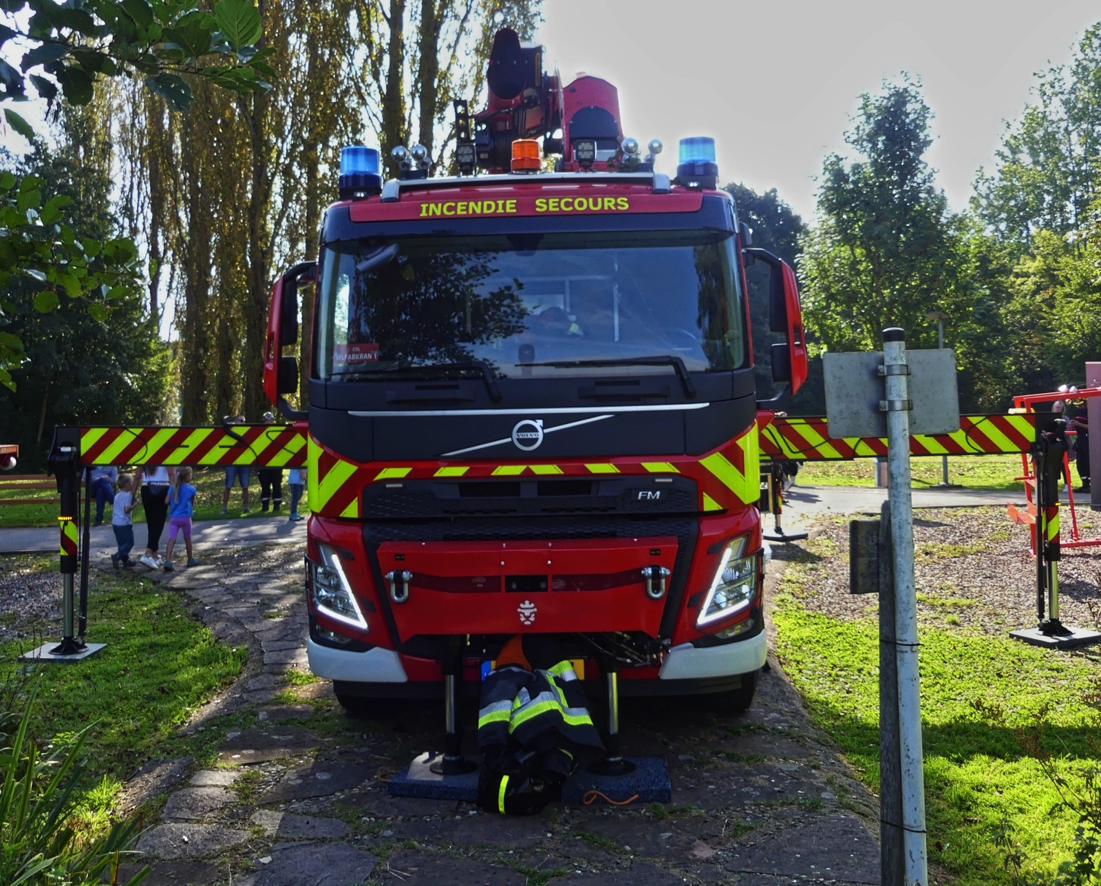 Volvo FM mit Kranaufbau, gesehen beim Echternacher See, beim Tag der Rettungsdienste. 22.09.2024