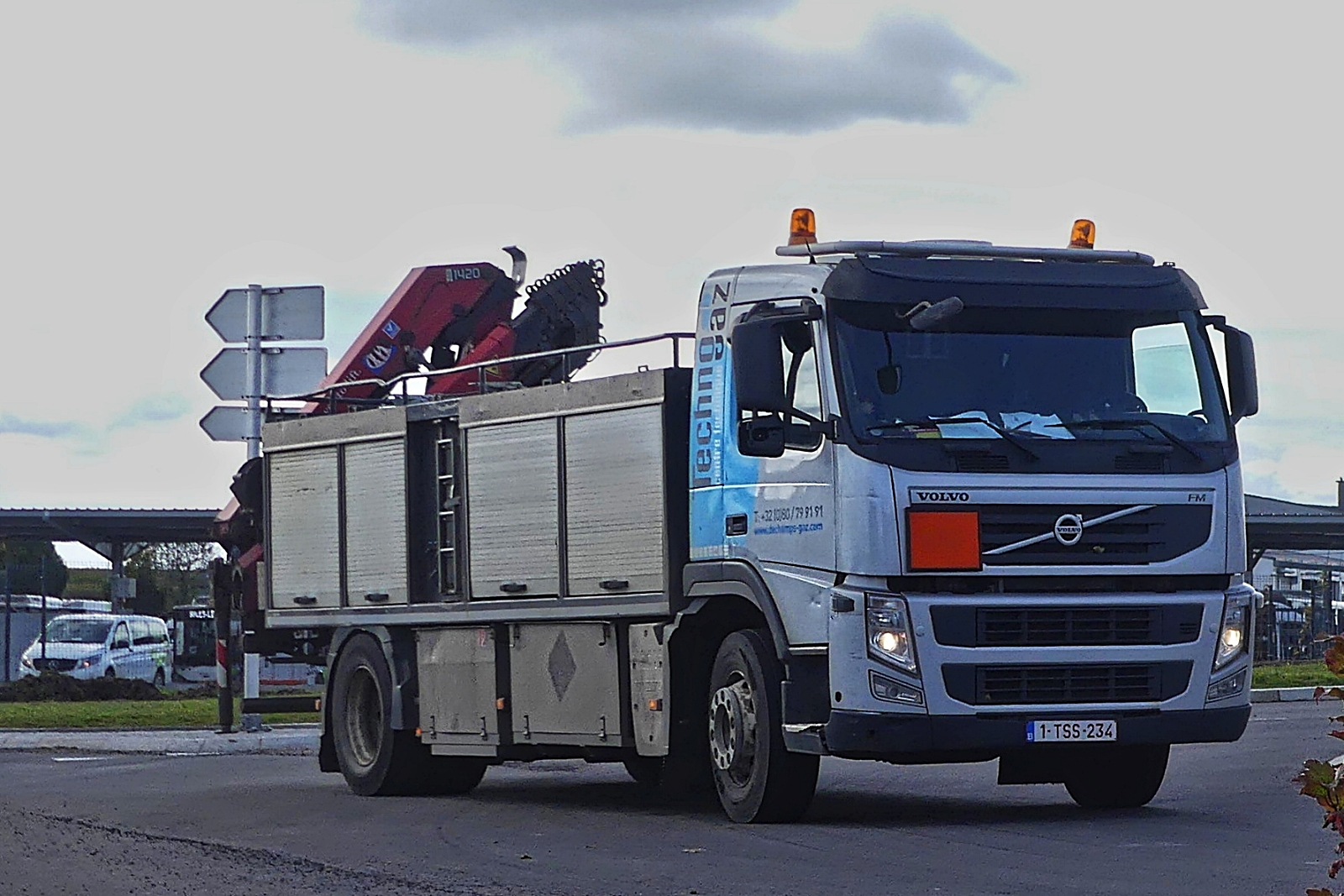 Volvo FM mit Sonderaufbau, fährt in einen Kreisverkehr ein. 10.2024