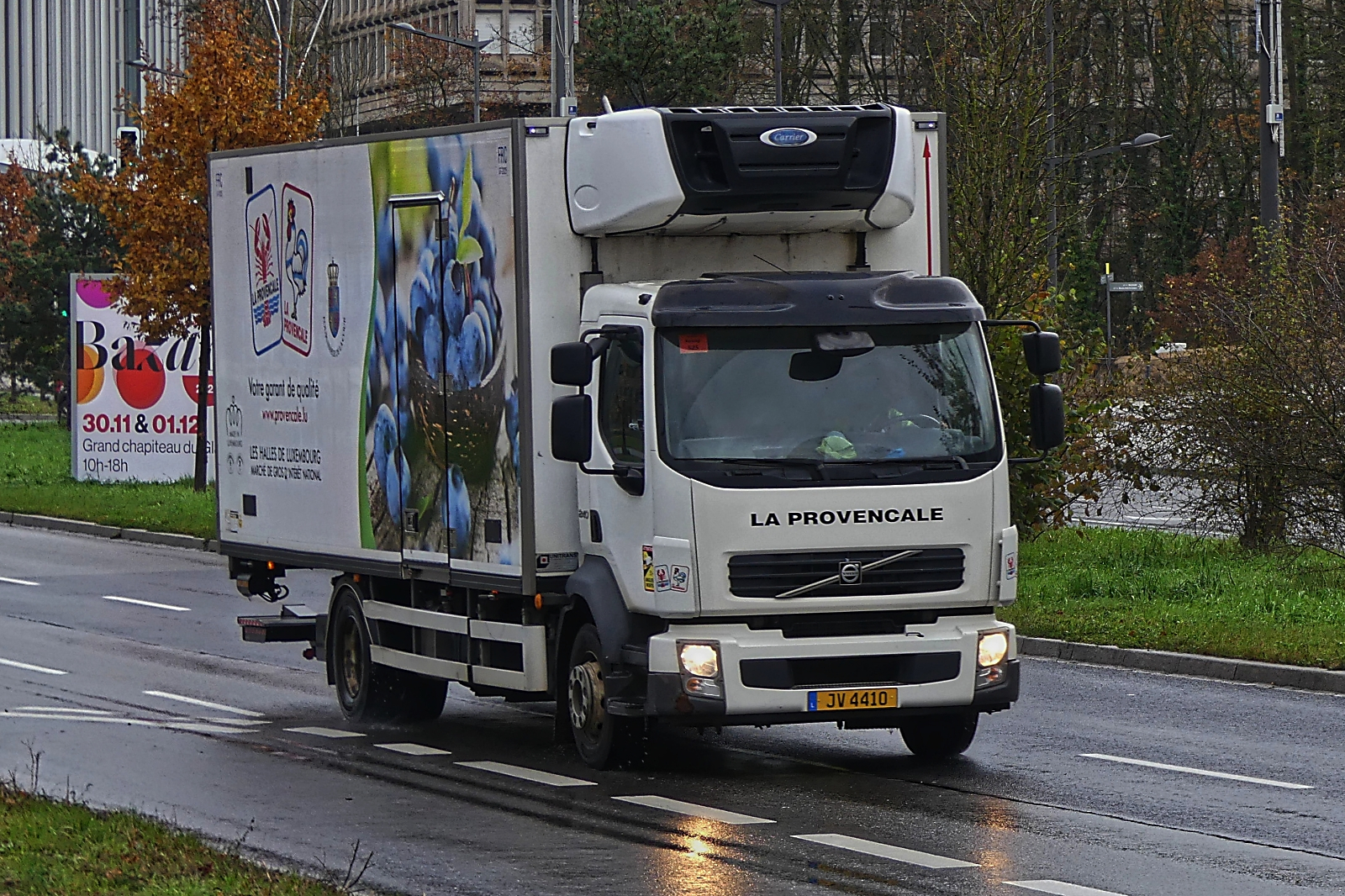 Volvo Kühllaster von LA PROVENCALE, auf dem Weg zum nächsten Kunden. 11.2024