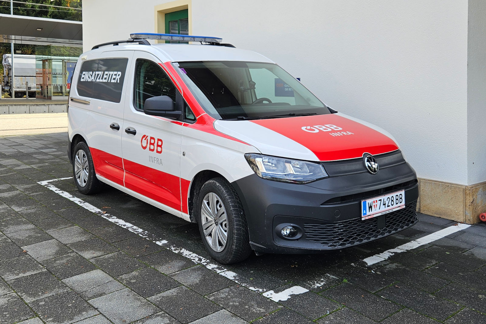 VW Caddy 4motion der Österreichischen Bundesbahnen (ÖBB) Infra als Einsatzleiterwagen am Bhf. Landeck-Zams. Aufgenommen 9.10.2024.