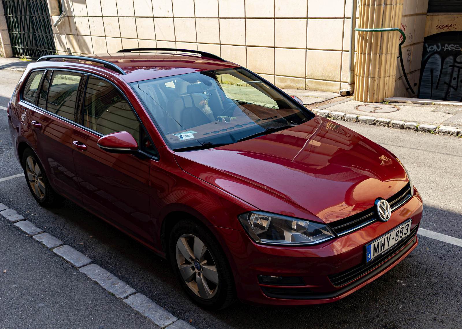 VW Golf VII Variant in Sunset Red Metallic. Foto: Juli, 2024.