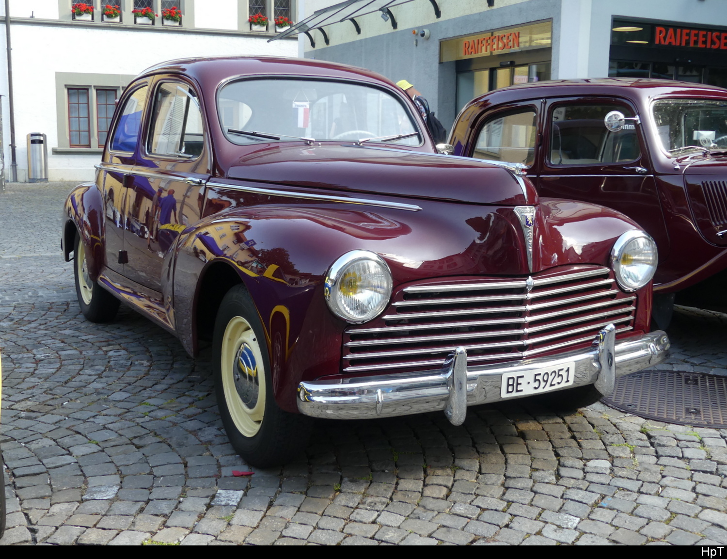 Weinroter Peugeot 203 am Oldtimer Treffen in Büren an der Aare am 2024.09.01