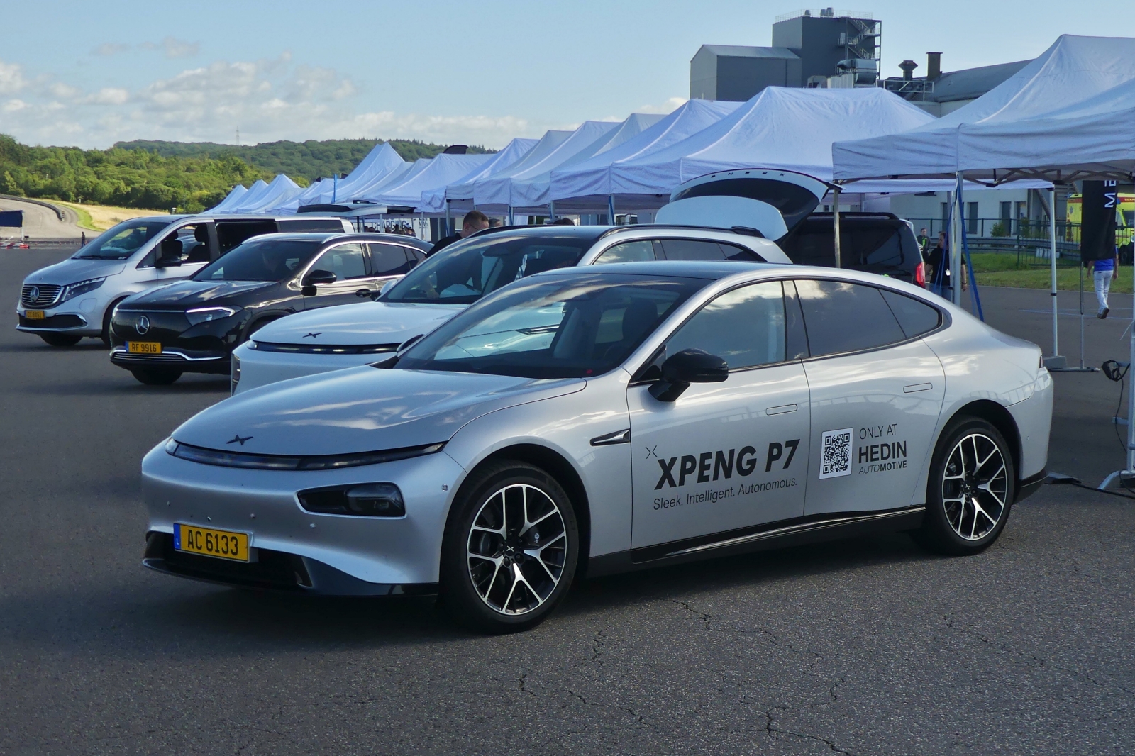  XPeng P7 steht beim e Drive Day nahe Colmar Berg zur Probefahrt bereit. 07.07.2024