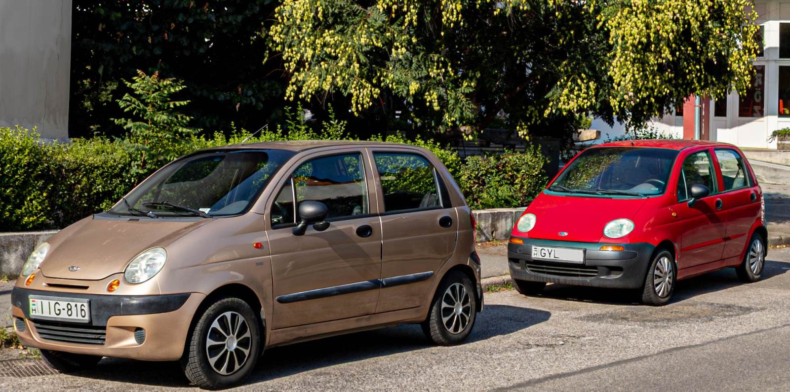 Zweimal Daewoo Matiz. Vorne parkt ein post-Facelift exemplar, dahinten ein pre-Facelift Stück. Foto: Juli, 2024.