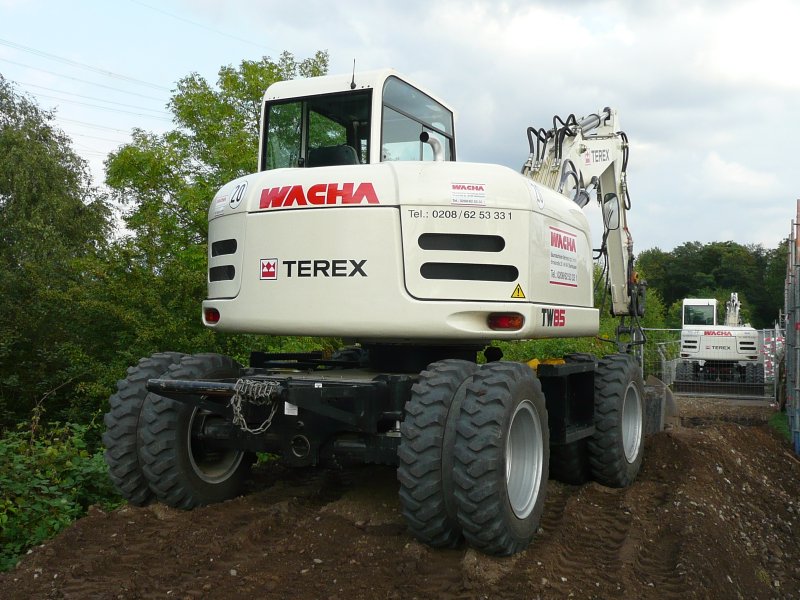 11.08.09,TEREX-Bagger auf der Erzbahntrasse in Bochum.