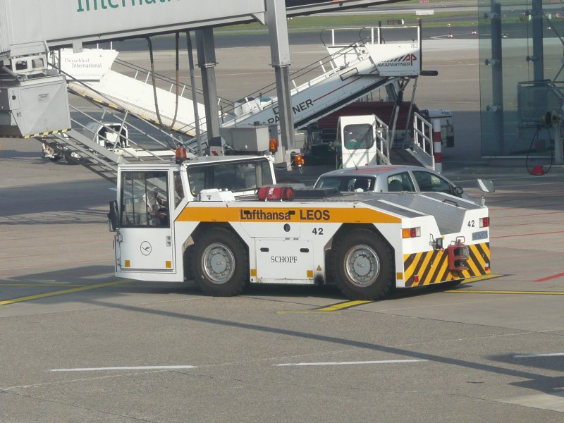 22.09.09,Flugzeugschlepper am Flughafen Dsseldorf.