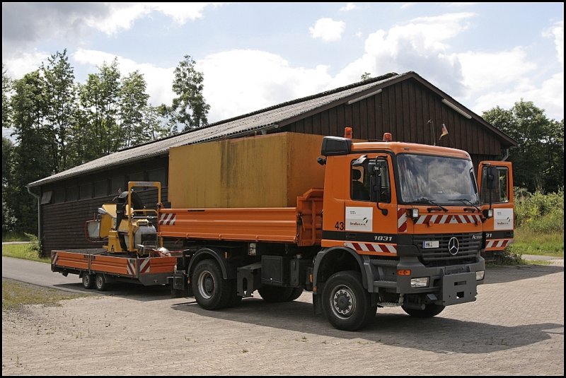 ACTROS 1831 mit Buschholzhacker.