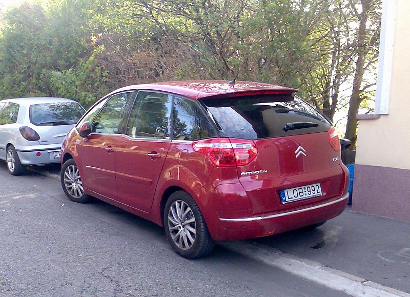 Citroen C4 Picasso.
Frontansicht: http://www.fahrzeugbilder.de/bilder/picasso-22329.jpg