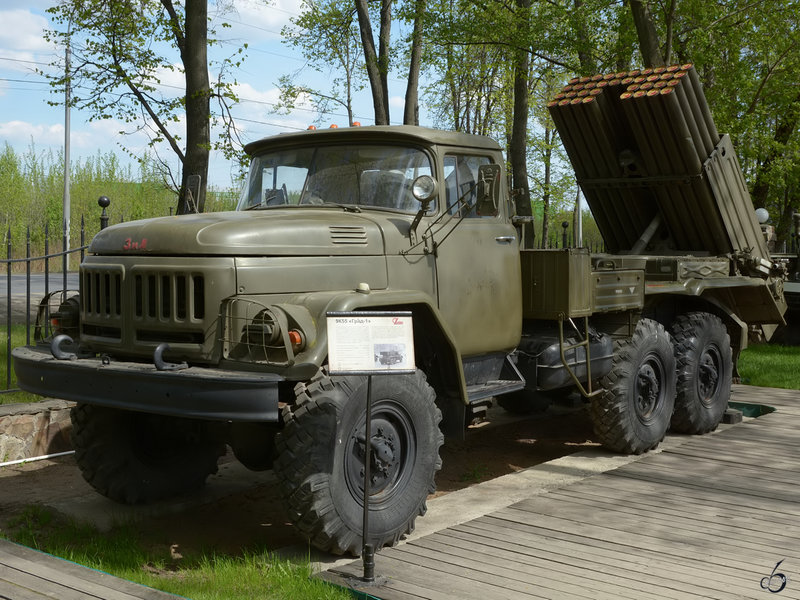 Der 1976 In Der Roten Armee Eingefuhrte Und Auf Einem Zil 131 Lkw Montierte Raketenwerfer 9k55 Bm 21b Grad 1 Im Technikmuseum Vadim Zadorozhny Fahrzeugbilder De