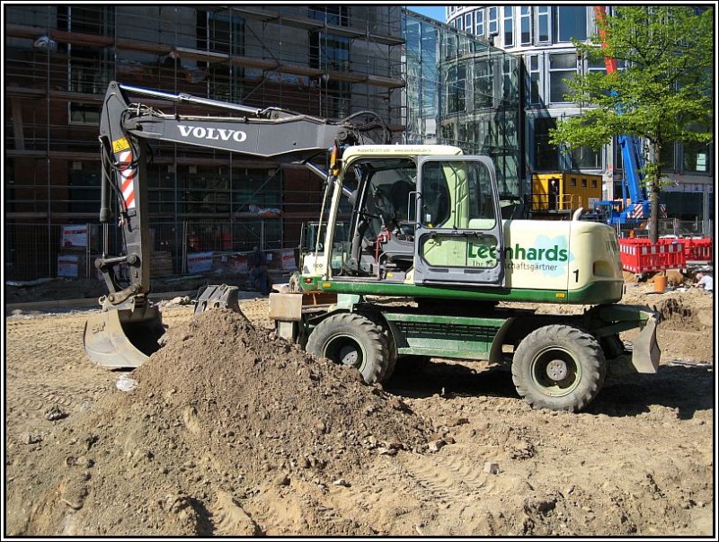 Dieser Volvo-Bagger wurde am 05.05.2008 von der Landschaftsgrtner-Firma Leonhards bei Baurbeiten in der Duisburger Innenstadt eingesetzt.