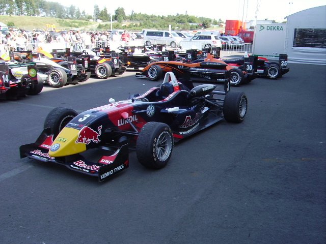 Ein Formel 3 Vw Rennwagen Mit Red Bull Werbung Am 16 08 09 Am Nurburgring Fahrzeugbilder De