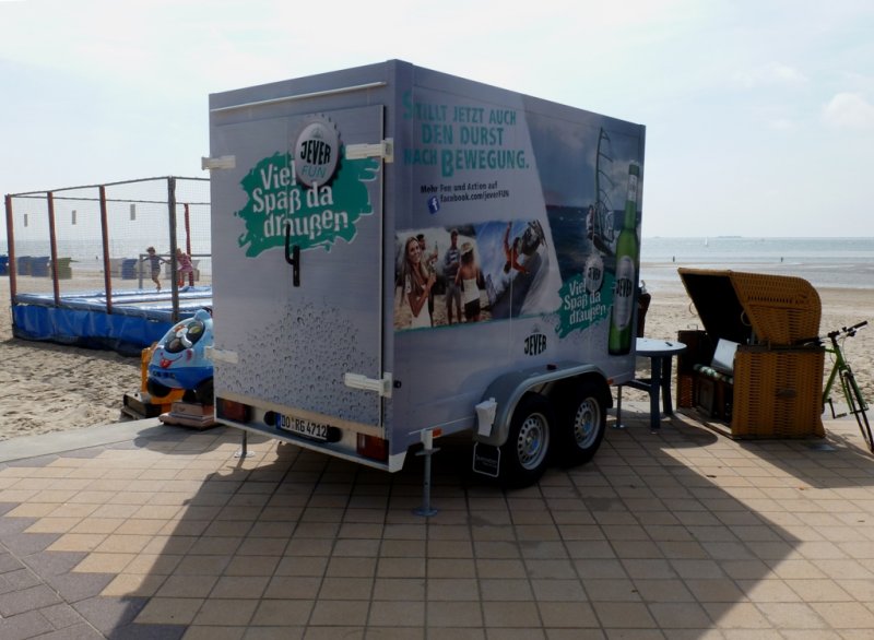 Ein Jever Anhanger Am Strand Von Wyk Auf Fohr Der Schriftzug Viel Spass Da Draussen Fahrzeugbilder De