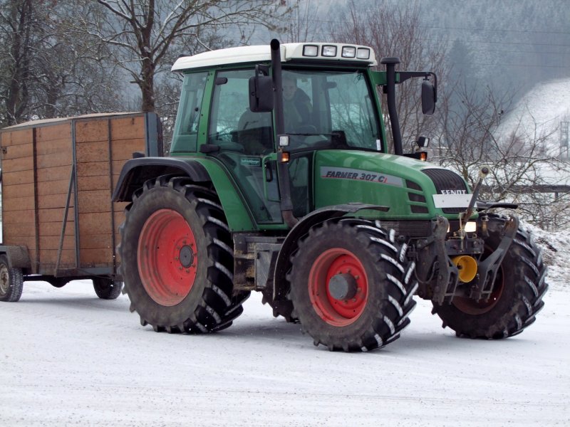 Fendt-Farmer307C mit Einachs-Tiertransportanhnger; 090103