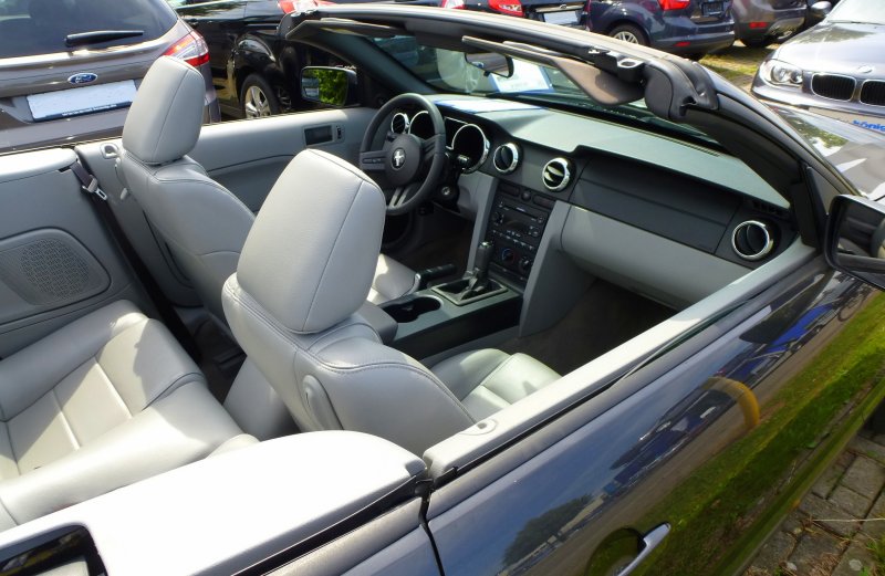 Ford Mustang V6 Cabrio Blick In Den Innenraum Juli 13 Fahrzeugbilder De