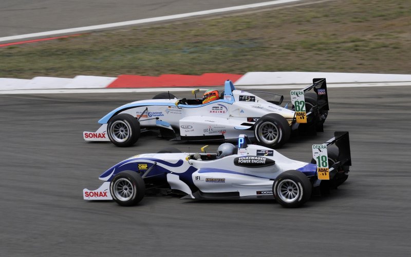 Formel 3 Zweikampf Am 4 8 13 Nurburgring Nr 18 Luca Iannaccone Ita Adm Motorsport Auf Dallara F311 Vw Power Nr Fahrzeugbilder De