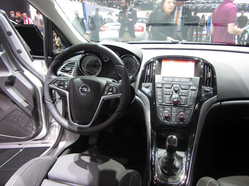 Interieur Des Opel Astra J Aufnahme Autosalon Genf 15 Fahrzeugbilder De