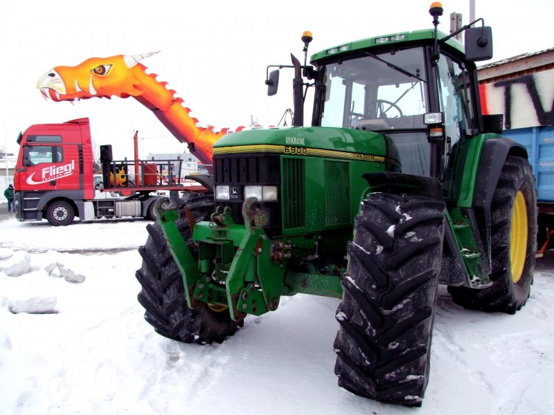 JohnDeere6900 und der Drache; 090215