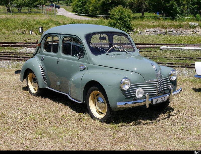 Kleiner Renault 4 Cv Oldtimer An Einer Kleine Oldtimer Ausstellung Auf Dem Areal Von La Traction In Pre Petitjean Am 23 06 18 Fahrzeugbilder De